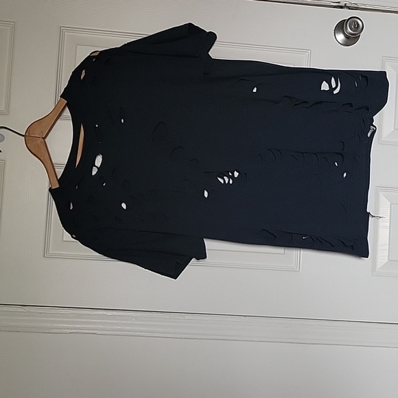 Kylie & Kendall Distressed Tee 📸 - Picture 6 of 10